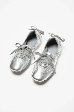 Lace-up leather shoes
