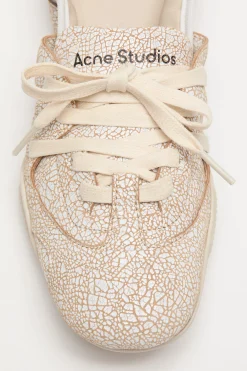 Lace-up leather shoes