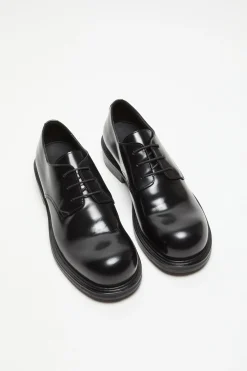Lace-up leather shoes