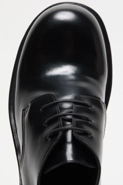 Lace-up leather shoes