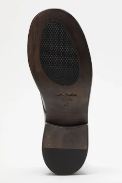 Lace-up leather shoes