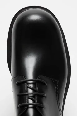 Leather lace-up shoes