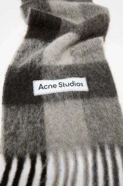 Mohair checked scarf