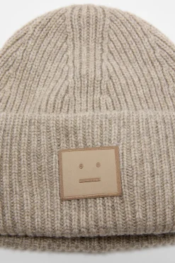 Ribbed face logo beanie