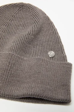 Wool beanie with rivet