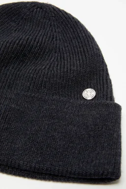 Wool beanie with rivet