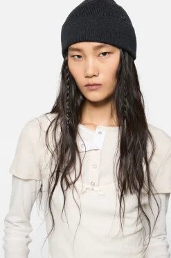 Wool beanie with rivet