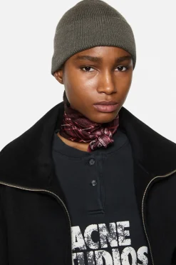 Wool beanie with rivet