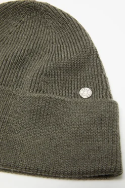 Wool beanie with rivet